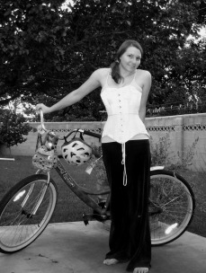 biciclista cu corset si pantaloni lungi